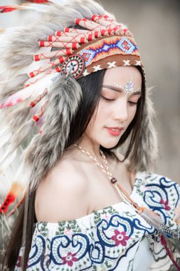 Boho bohem kız sonbahar tarlasında Hint Maxi elbisesi ve mücevheri giyer.