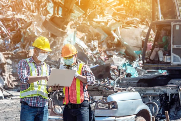 Professionell Industriell Mekaniker Med Factory Worker Medan Använder Bärbar Dator — Stockfoto