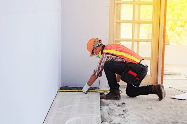 Güvenlik miğferi olan işçi inşaat endüstrisi