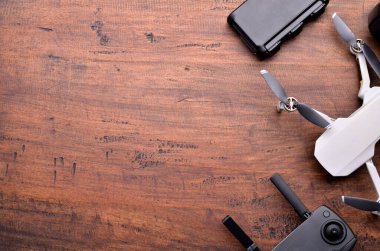 Hobi Yarış İHA konsepti. Drone ekipmanları, uzaktan kumanda, video alıcısı, şarj aleti, mobil ve kuadkopter. Üst görünümü kapat Metin için alanı kopyala