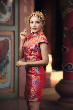 Çinli elbiseli güzel Asyalı kadın geleneksel Çin Yeni Yılı 'nda tebrik jesti..