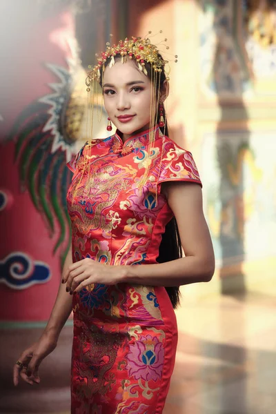 中国の新年のお祝いのジェスチャーと伝統的な中国のドレスの美しいアジアの女性 — ストック写真