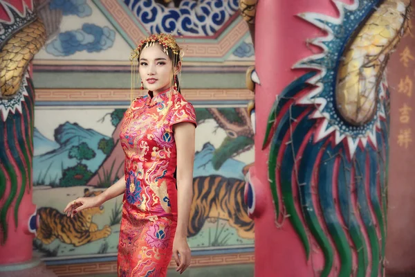 Vacker Asiatisk Kvinna Kinesisk Klänning Traditionell Med Gratulerar Gest Kinesiska — Stockfoto