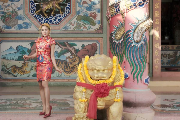 Çinli Elbiseli Güzel Asyalı Kadın Geleneksel Çin Yeni Yılı Nda — Stok fotoğraf