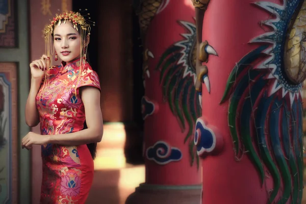 Красивая Азиатка Традиционном Китайском Платье Поздравлением Жеста Китайском Новом Году — стоковое фото