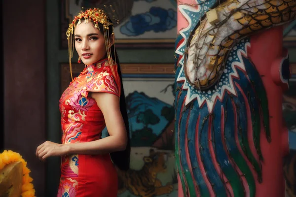Όμορφη Ασιάτισσα Γυναίκα Κινέζικο Φόρεμα Παραδοσιακό Συγχαρητήρια Χειρονομία Κινέζικα Πρωτοχρονιά — Φωτογραφία Αρχείου