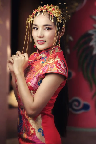 Όμορφη Ασιάτισσα Γυναίκα Κινέζικο Φόρεμα Παραδοσιακό Συγχαρητήρια Χειρονομία Κινέζικα Πρωτοχρονιά — Φωτογραφία Αρχείου