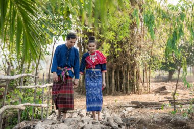 Bahçe içinde Tayland Geleneksel Elbiseleriyle Düğün Öncesi Çekimi