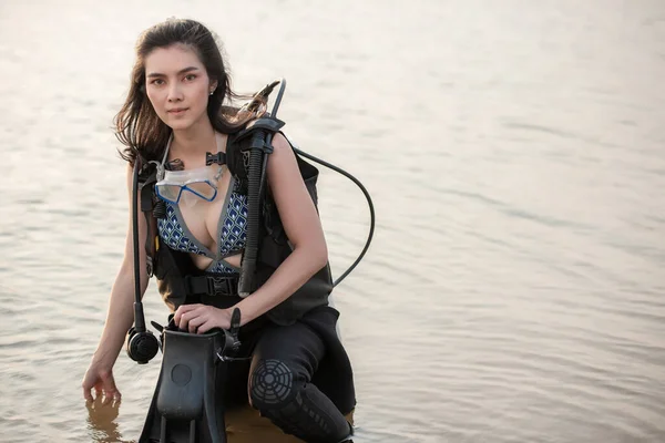 Tam teçhizatlı dalış gözlüğü, tank, BCD, Reg, Fin, nehirde suya girmeye hazır seksi kadın dalgıç.