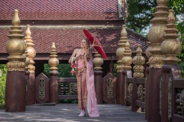 Bella Ragazza Thailandese Abito Nazionale Luminoso Con Trucco Orientale Viaggi — Foto Stock