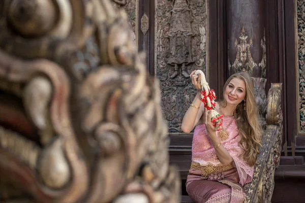 美丽的女孩穿着华丽的泰国民族服装 有着东方的妆容 在泰国旅行 — 图库照片