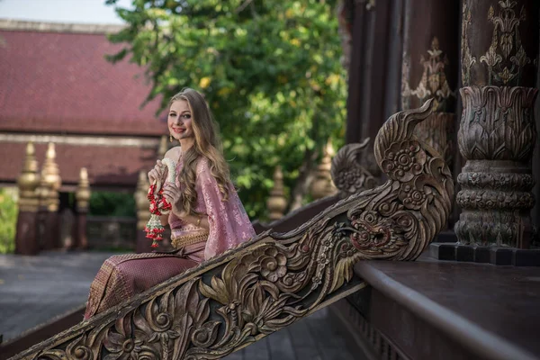 Όμορφο Κορίτσι Στην Ταϊλάνδη Εθνικό Φωτεινό Φόρεμα Ανατολίτικο Μακιγιάζ Ταξίδια — Φωτογραφία Αρχείου