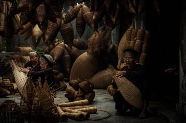 Usta, eski köy Hung Yen 'de bambu balığı tuzağı yapıyor.