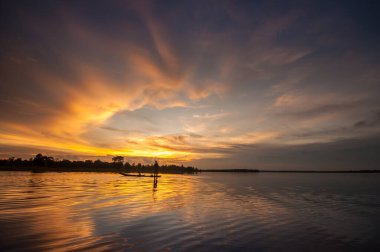 Gün batımından önce bulutlu güzel alacakaranlık gökyüzü arkaplan resmi