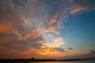 Gün batımından önce bulutlu güzel alacakaranlık gökyüzü arkaplan resmi