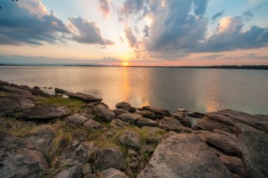 Gün batımından önce bulutlu güzel alacakaranlık gökyüzü arkaplan resmi