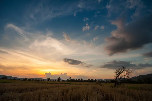 Céu Crepúsculo Bonito Com Nuvem Antes Pôr Sol Imagem Fundo — Fotografia de Stock