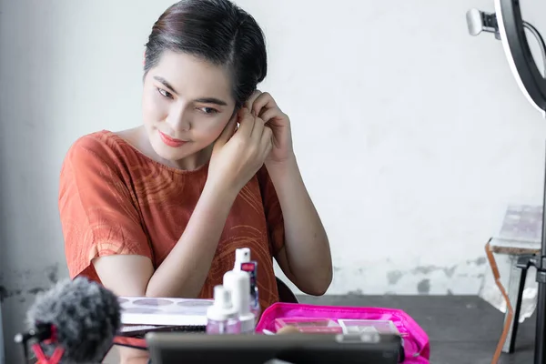 Asian Beautiful Fashion Beauty Blogger Looks Digital Camera Reviews Beauty — Stock Photo, Image