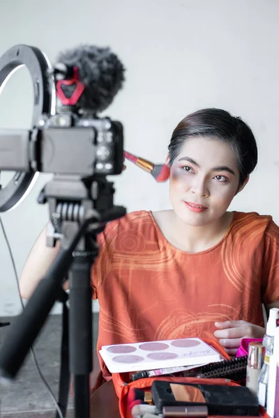 Azjatycka Piękna Blogerka Mody Patrzy Aparat Cyfrowy Opinie Produkt Piękno — Zdjęcie stockowe