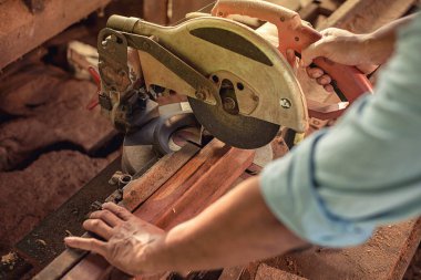 Marangozluk atölyesinde marangozluk ve mobilya yapımı