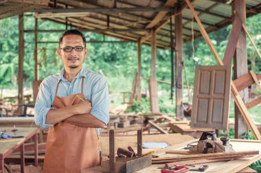 Marangozluk atölyesinde marangozluk ve mobilya yapımı