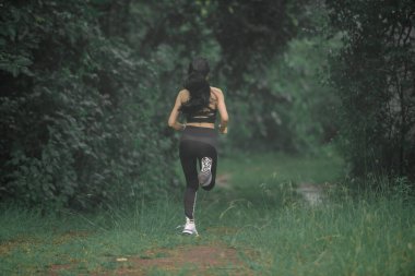 Orman yolunda koşan gençlerin izini sürüyorum. Sağlıklı, sağlıklı, sağlıklı bir yaşam tarzı. Spor, kardiyo, egzersiz konsepti