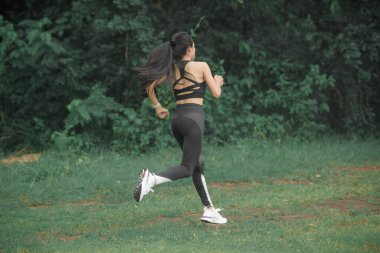 Orman yolunda koşan gençlerin izini sürüyorum. Sağlıklı, sağlıklı, sağlıklı bir yaşam tarzı. Spor, kardiyo, egzersiz konsepti