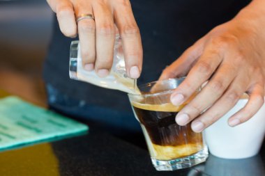 Espresso makinesi kahve cam dökme
