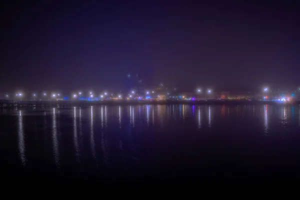美国纽约州布鲁克林Sheepshead湾的雾夜 — 图库照片