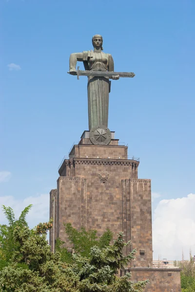 Moder Armenien staty i victory park, Jerevan, Armenien — Stockfoto