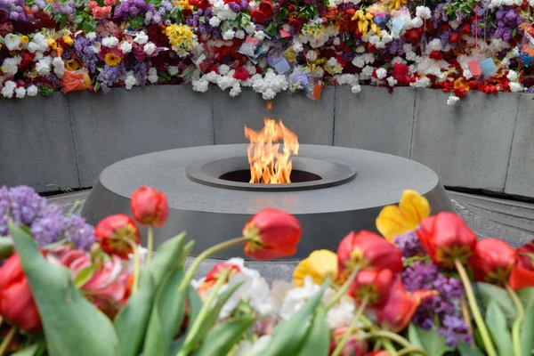 Eternal flame w Tsitsernakaberd, Erewań, Armenia — Zdjęcie stockowe