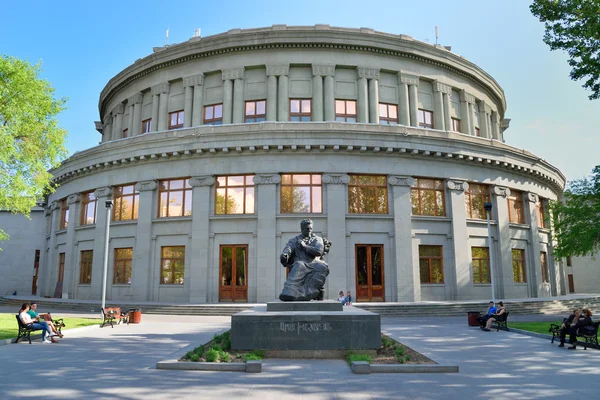 Composer Aram Khachaturian's statue, Yerevan, Armenia — Stock Photo, Image