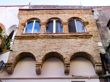 Bernalda 'da sokak manzarası, Matera bölgesi, Basilicata, İtalya.