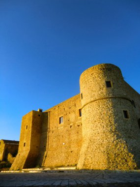 Günbatımında Bernalda Kalesi, Matera Bölgesi, Basilicata, İtalya.