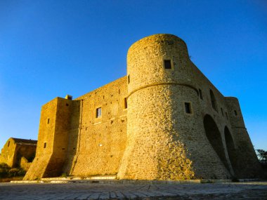 Günbatımında Bernalda Kalesi, Matera Bölgesi, Basilicata, İtalya.