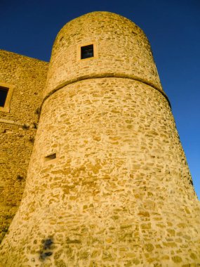 Günbatımında Bernalda Kalesi, Matera Bölgesi, Basilicata, İtalya.