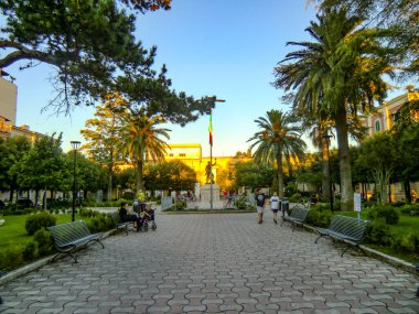 Günbatımında Bernalda 'da sokak manzarası, Matera bölgesi, Basilicata, İtalya.