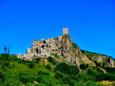 Craco, Matera, Basilicata, İtalya, 1963 'te doğal afetler yüzünden terk edilen hayalet şehir manzarası ve şimdi bir turistik cazibe ve çekim yerini temsil ediyor.