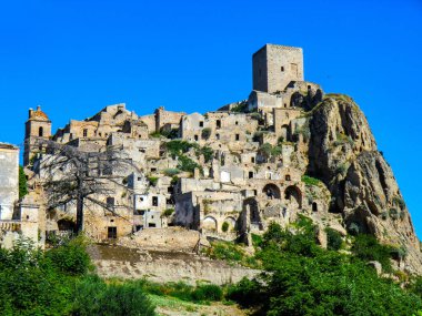 Craco, Matera, Basilicata, İtalya, 1963 'te doğal afetler yüzünden terk edilen hayalet şehir manzarası ve şimdi bir turistik cazibe ve çekim yerini temsil ediyor.