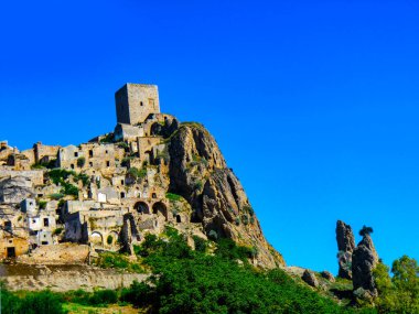 Craco, Matera, Basilicata, İtalya, 1963 'te doğal afetler yüzünden terk edilen hayalet şehir manzarası ve şimdi bir turistik cazibe ve çekim yerini temsil ediyor.