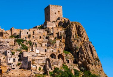 Craco, Matera, Basilicata, İtalya, 1963 'te doğal afetler yüzünden terk edilen hayalet şehir manzarası ve şimdi bir turistik cazibe ve çekim yerini temsil ediyor.