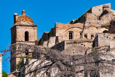 Craco, Matera, Basilicata, İtalya, 1963 'te doğal afetler yüzünden terk edilen hayalet şehir manzarası ve şimdi bir turistik cazibe ve çekim yerini temsil ediyor.