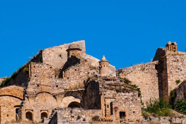 Craco, Matera, Basilicata, İtalya, 1963 'te doğal afetler yüzünden terk edilen hayalet şehir manzarası ve şimdi bir turistik cazibe ve çekim yerini temsil ediyor.