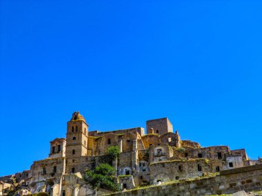 Craco, Matera, Basilicata, İtalya, 1963 'te doğal afetler yüzünden terk edilen hayalet şehir manzarası ve şimdi bir turistik cazibe ve çekim yerini temsil ediyor.