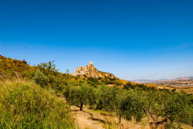 Craco, Matera, Basilicata, İtalya, 1963 'te doğal afetler yüzünden terk edilen hayalet şehir manzarası ve şimdi bir turistik cazibe ve çekim yerini temsil ediyor.