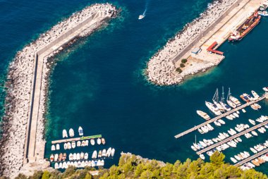 Maratea, Basilicata, İtalya ve Avrupa yakınlarındaki Tyrhenian deniz kıyısındaki San Biagio dağından Porto Maratea Mare 'nin panoramik manzarası