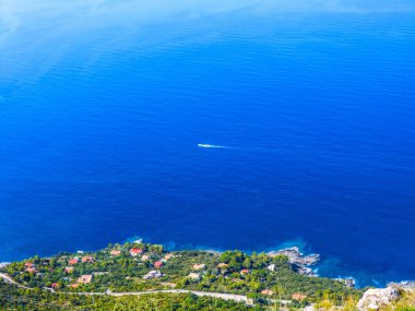 Maratea, Basilicata, İtalya, Avrupa yakınlarındaki Tyrhenian deniz kıyısındaki San Biagio dağından Maratea Mare 'nin panoramik manzarası