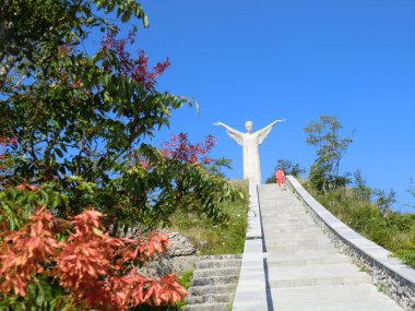 San Biagio Dağı 'ndaki (Maratea yakınlarındaki Tyrhenian deniz kıyısındaki) Kurtarıcı İsa heykeli (Cristo Redentore), Maratea, Basilicata, İtalya, Avrupa 