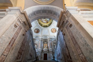 Reggia di Caserta, Caserta Kraliyet Sarayı, kemerlerin ve tavanın mimari detayları, dünyanın en büyük kraliyet konutlarından biri, UNESCO Dünya Mirası Alanı, Caserta, Campania, İtalya