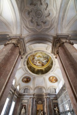Reggia di Caserta, Caserta Kraliyet Sarayı, kemerlerin ve tavanın mimari detayları, dünyanın en büyük kraliyet konutlarından biri, UNESCO Dünya Mirası Alanı, Caserta, Campania, İtalya